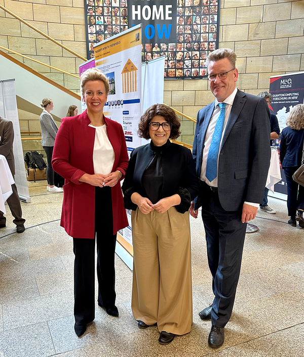 Wissenschaftsministerin Ina Brandes (links), Landtagsvizepräsidentin Bervian Aymaz (Mitte) und Prof. Dr. Johannes Wessels, Rektor der Universität Münster und Vorsitzender der LRK-NRW (rechts)